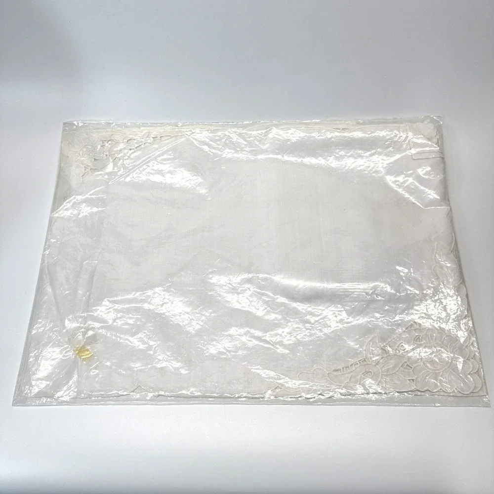 Vintage Sunham Placemats & Napkin White Floral Embroidered‎ 8 Piece Set